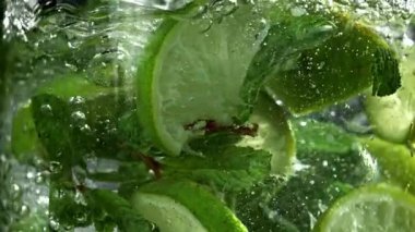 Hava kabarcıklı mojito kokteyli. 1000 fps 'de yüksek hızlı bir kamerayla çekildi. Yüksek kaliteli FullHD görüntüler