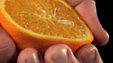 Şef portakal suyu sıkıyor. 1000 fps 'de yüksek hızlı bir kamerayla çekildi. Yüksek kaliteli FullHD görüntüler
