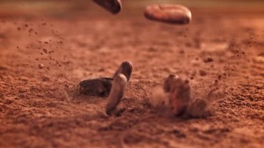 Kakao çekirdeği kakao tozunun üzerine düşer. 1000 fps 'de yüksek hızlı bir kamerayla çekildi. Yüksek kaliteli FullHD görüntüler