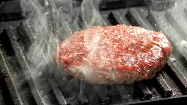 Biftek köftesi ızgarada kızartılır. 1000 fps 'de yüksek hızlı bir kamerayla çekildi. Yüksek kaliteli FullHD görüntüler
