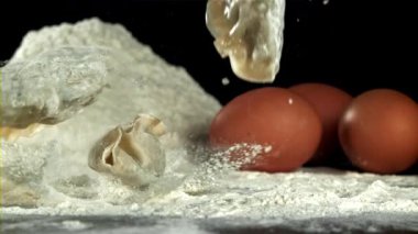 Asya gyoze köfteleri un ile masaya düşer. 1000 fps 'de yüksek hızlı bir kamerayla çekildi. Yüksek kaliteli FullHD görüntüler