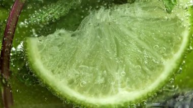 Hava kabarcıklı mojito kokteyli. 1000 fps 'de yüksek hızlı bir kamerayla çekildi. Yüksek kaliteli FullHD görüntüler