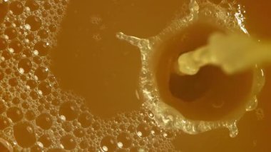Portakal suyu damlatıyor. 1000 fps 'de yüksek hızlı bir kamerayla çekildi. Yüksek kaliteli FullHD görüntüler