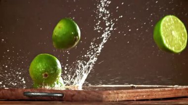 Limon dilimleri ahşap bir masaya düşer. 1000 fps 'de yüksek hızlı bir kamerayla çekildi. Yüksek kaliteli FullHD görüntüler