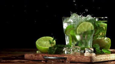 Buz mojito kokteyline düşer. 1000 fps 'de yüksek hızlı bir kamerayla çekildi. Yüksek kaliteli FullHD görüntüler