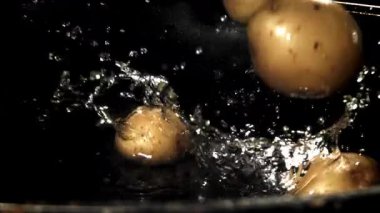 Patatesler suya düşer. 1000 fps 'de yüksek hızlı bir kamerayla çekildi. Yüksek kaliteli FullHD görüntüler