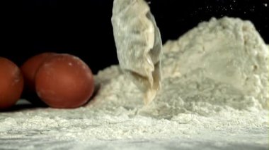 Asya gyoze köfteleri un ile masaya düşer. 1000 fps 'de yüksek hızlı bir kamerayla çekildi. Yüksek kaliteli FullHD görüntüler