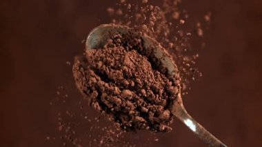 Kakao tozu kaşıktan düşer. 1000 fps 'de yüksek hızlı bir kamerayla çekildi. Yüksek kaliteli FullHD görüntüler