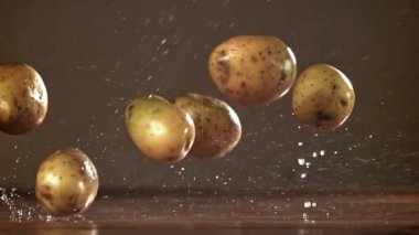 Patatesler masaya düşer. 1000 fps 'de yüksek hızlı bir kamerayla çekildi. Yüksek kaliteli FullHD görüntüler