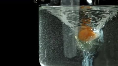 Haşlanmış yumurta pişiriyorum. 1000 fps 'de yüksek hızlı bir kamerayla çekildi. Yüksek kaliteli FullHD görüntüler