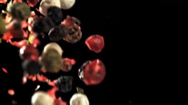 Biberler düşer. 1000 fps 'de yüksek hızlı bir kamerayla çekildi. Yüksek kaliteli FullHD görüntüler