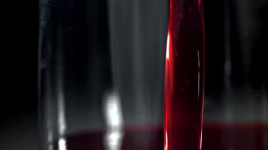 Kan bir bardağa dökülür. 1000 fps 'de yüksek hızlı bir kamerayla çekildi. Yüksek kaliteli FullHD görüntüler