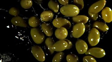 Zeytinler uçar ve düşer. 1000 fps 'de yüksek hızlı bir kamerayla çekildi. Yüksek kaliteli FullHD görüntüler