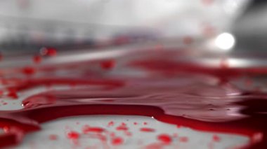 Şırınga masaya kan damlatarak düşer. 1000 fps 'de yüksek hızlı bir kamerayla çekildi. Yüksek kaliteli FullHD görüntüler