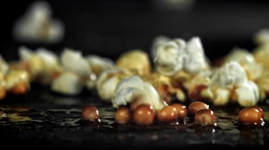 Patlamış mısır tavada patlıyor. 1000 fps 'de yüksek hızlı bir kamerayla çekildi. Yüksek kaliteli FullHD görüntüler