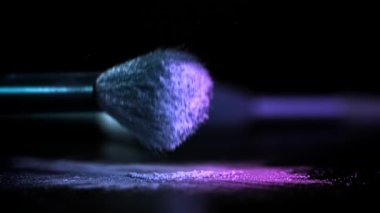 Makyaj fırçası masaya düşer. 1000 fps 'de yüksek hızlı bir kamerayla çekildi. Yüksek kaliteli FullHD görüntüler