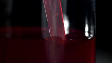 Kan bir bardağa dökülür. 1000 fps 'de yüksek hızlı bir kamerayla çekildi. Yüksek kaliteli FullHD görüntüler