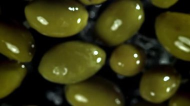 Zeytinler uçar ve düşer. 1000 fps 'de yüksek hızlı bir kamerayla çekildi. Yüksek kaliteli FullHD görüntüler