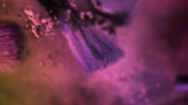 Makyaj fırçaları yukarı aşağı uçar. 1000 fps 'de yüksek hızlı bir kamerayla çekildi. Yüksek kaliteli FullHD görüntüler