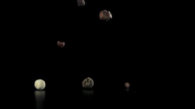 Biberler masaya düşer. 1000 fps 'de yüksek hızlı bir kamerayla çekildi. Yüksek kaliteli FullHD görüntüler