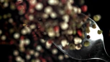 Biberler kaşığa düşer. 1000 fps 'de yüksek hızlı bir kamerayla çekildi. Yüksek kaliteli FullHD görüntüler