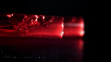 Üzerinde kan olan bir test tüpü sağlık masasına düşer. 1000 fps 'de yüksek hızlı bir kamerayla çekildi. Yüksek kaliteli FullHD görüntüler
