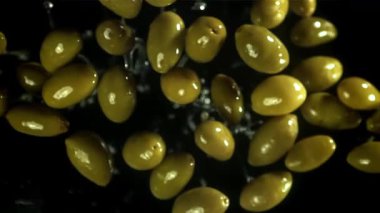 Zeytinler uçar ve düşer. 1000 fps 'de yüksek hızlı bir kamerayla çekildi. Yüksek kaliteli FullHD görüntüler