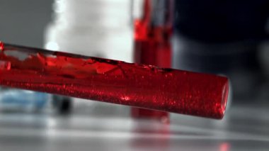 Üzerinde kan olan bir test tüpü sağlık masasına düşer. 1000 fps 'de yüksek hızlı bir kamerayla çekildi. Yüksek kaliteli FullHD görüntüler