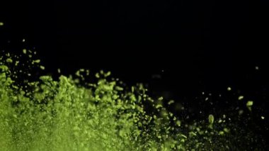 Holi festivali. Renkli tozlar uçar ve düşer. 1000 fps 'de yüksek hızlı bir kamerayla çekildi. Yüksek kaliteli FullHD görüntüler