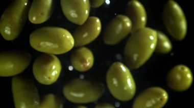 Zeytinler uçar ve düşer. 1000 fps 'de yüksek hızlı bir kamerayla çekildi. Yüksek kaliteli FullHD görüntüler