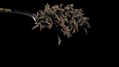 Kuru çay kaşıktan düşer. 1000 fps 'de yüksek hızlı bir kamerayla çekildi. Yüksek kaliteli FullHD görüntüler