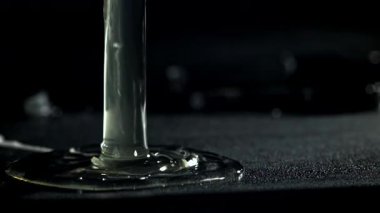 Sahanda yumurta pişiriyorum. 1000 fps 'de yüksek hızlı bir kamerayla çekildi. Yüksek kaliteli FullHD görüntüler