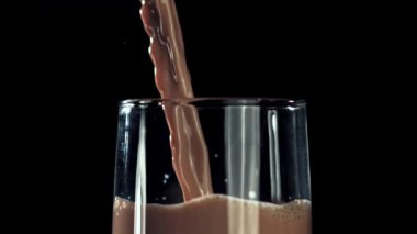 Sıcak çikolata bardağa dökülür. 1000 fps 'de yüksek hızlı bir kamerayla çekildi. Yüksek kaliteli FullHD görüntüler