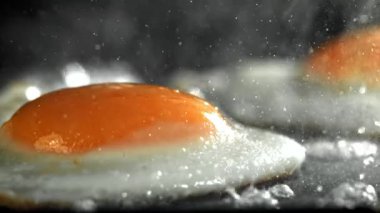 Yumurtalar tavada kızarır. 1000 fps 'de yüksek hızlı bir kamerayla çekildi. Yüksek kaliteli FullHD görüntüler