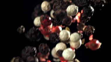 Biberler düşer. 1000 fps 'de yüksek hızlı bir kamerayla çekildi. Yüksek kaliteli FullHD görüntüler