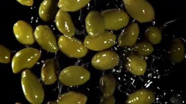 Zeytinler uçar ve düşer. 1000 fps 'de yüksek hızlı bir kamerayla çekildi. Yüksek kaliteli FullHD görüntüler