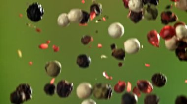 Biberler düşer. 1000 fps 'de yüksek hızlı bir kamerayla çekildi. Yüksek kaliteli FullHD görüntüler