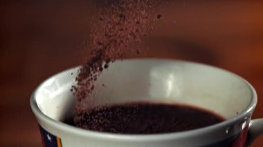 Kakao tozu sıcak çikolatanın içine düşer. 1000 fps 'de yüksek hızlı bir kamerayla çekildi. Yüksek kaliteli FullHD görüntüler