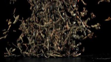 Kuru çay masaya düşer. 1000 fps 'de yüksek hızlı bir kamerayla çekildi. Yüksek kaliteli FullHD görüntüler