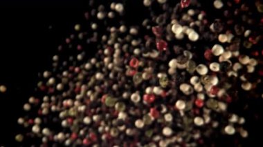 Biberler uçar ve düşer. 1000 fps 'de yüksek hızlı bir kamerayla çekildi. Yüksek kaliteli FullHD görüntüler