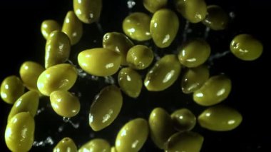 Zeytinler uçar ve düşer. 1000 fps 'de yüksek hızlı bir kamerayla çekildi. Yüksek kaliteli FullHD görüntüler