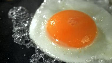 Yumurta tavada kızarır. 1000 fps 'de yüksek hızlı bir kamerayla çekildi. Yüksek kaliteli FullHD görüntüler