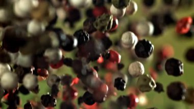 Biberler uçar ve düşer. 1000 fps 'de yüksek hızlı bir kamerayla çekildi. Yüksek kaliteli FullHD görüntüler