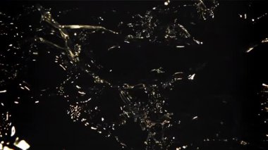 Bir damla zeytinyağı damlatıyor. 1000 fps 'de yüksek hızlı bir kamerayla çekildi. Yüksek kaliteli FullHD görüntüler