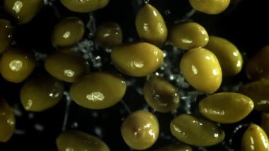 Zeytinler uçar ve düşer. 1000 fps 'de yüksek hızlı bir kamerayla çekildi. Yüksek kaliteli FullHD görüntüler