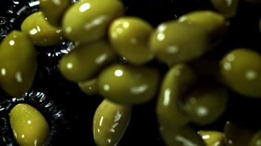 Zeytinler yağın içine düşer. 1000 fps 'de yüksek hızlı bir kamerayla çekildi. Yüksek kaliteli FullHD görüntüler