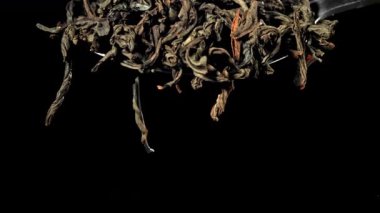 Kuru çay kaşıktan düşer. 1000 fps 'de yüksek hızlı bir kamerayla çekildi. Yüksek kaliteli FullHD görüntüler