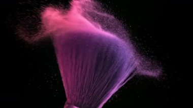 Renkli tozla makyaj fırçası. 1000 fps 'de yüksek hızlı bir kamerayla çekildi. Yüksek kaliteli FullHD görüntüler