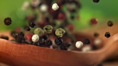 Biberler tahta kaşığa düşer. 1000 fps 'de yüksek hızlı bir kamerayla çekildi. Yüksek kaliteli FullHD görüntüler