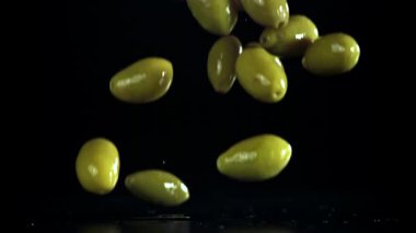 Zeytinler su sıçraması ile masaya düşer. 1000 fps 'de yüksek hızlı bir kamerayla çekildi. Yüksek kaliteli FullHD görüntüler